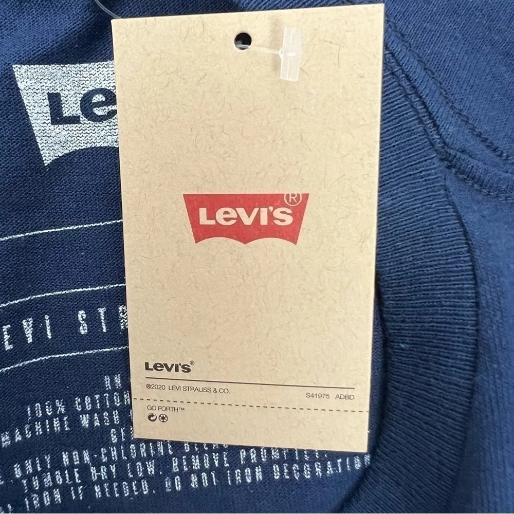 NWT LEVI’S STRAUSS Men’s Pullover Tee Shirt Sz Medium Blue W/Multi Color Graphic